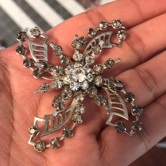 ✨ Host Pick ✨ Vintage silver tone rhinestone brooch ❤️ - Picture 3 of 6